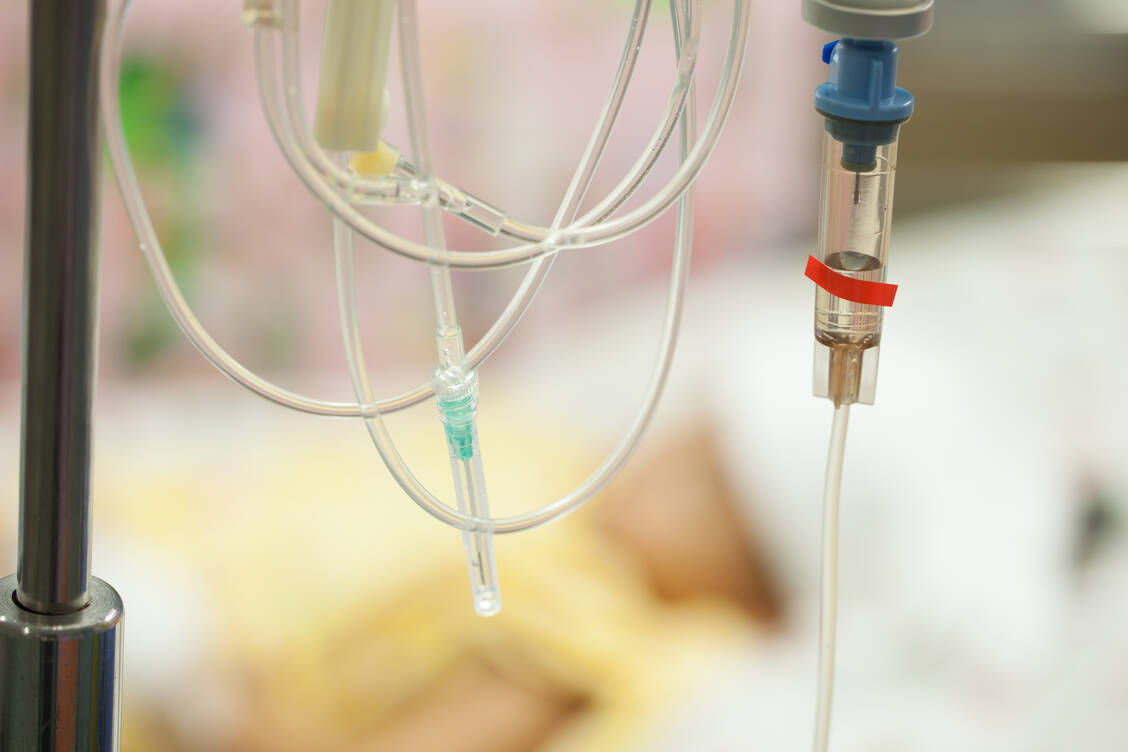 Insbesondere während der Infusion des Antikörpers Alemtuzumab müssen die Vitalparameter und Leberwerte von MS-Patienten überwacht werden. / Foto: Shutterstock/WIN12_ET