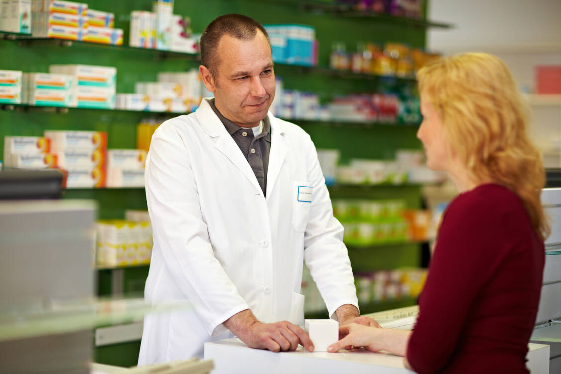 Manchmal sind Medikamente die Auslöser für starke Müdigkeit. Im Patientengespräch sollten Apotheker darauf achten. / Foto: Adobe Stock/Robert Kneschke