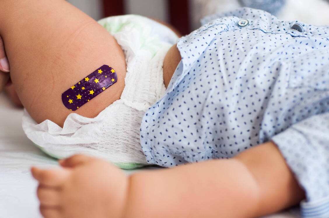 Gesunde, reifgeborene Säuglinge sollen laut STIKO im Alter von zwei, vier und elf Monaten gegen Pneumokokken geimpft werden, und zwar mit PCV13 oder PCV15. / Foto: Getty Images/Karl Tapales