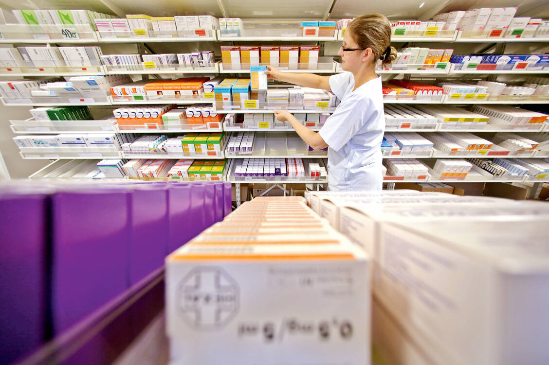 Neue Verträge sollen Lieferengpässen bei Arzneimitteln vorbeugen und die Versorgung in Krankenhäusern verbessern.  / Foto: dpa