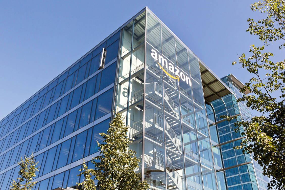 Der derzeitige Anstieg von Bestellung aufgrund der Corona-Krise verschafft dem Online-Händler Amazon gute Geschäfte. / Foto: imago/HRSchulz