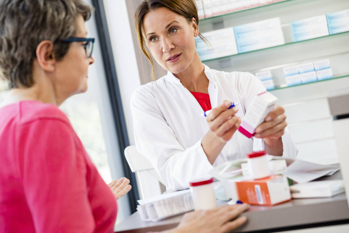 Welche Angebote bieten Apothekerkammern an, um Apotheken bei der Verbesserung von Gesundheitskompetenz zu unterstützen? / © ABDA