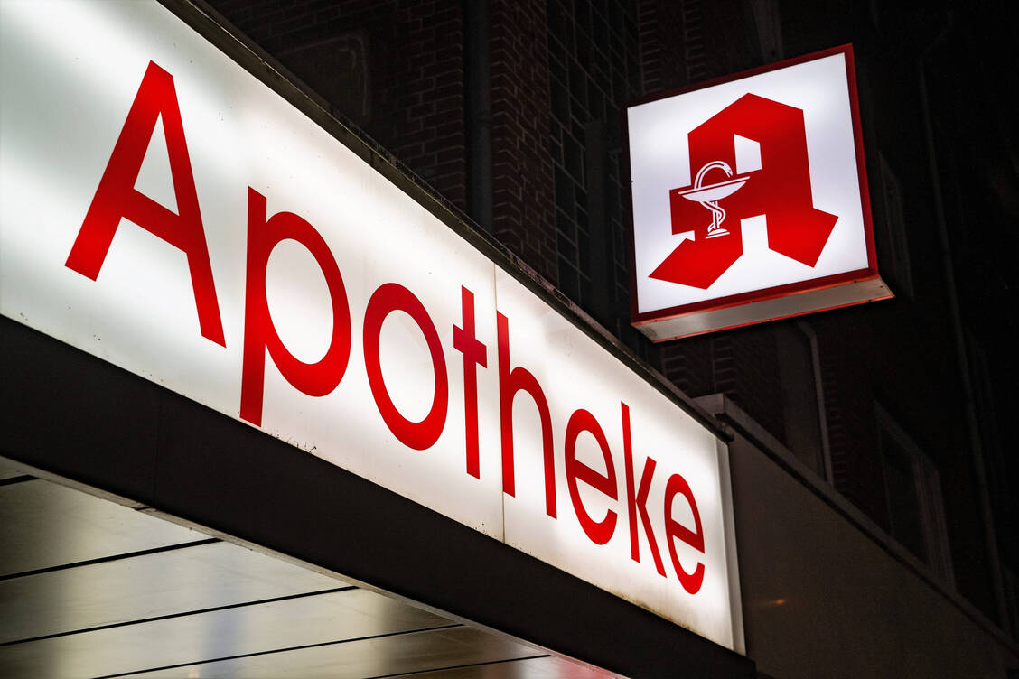 Notdienst-leistende Apotheken erhalten für ihre Dienste einen pauschalen Zuschlag. Dessen Höhe ist abhängig von den abgegebenen Zahl der Rx-Packungen. / Foto: Imago/Chris Emil Janßen