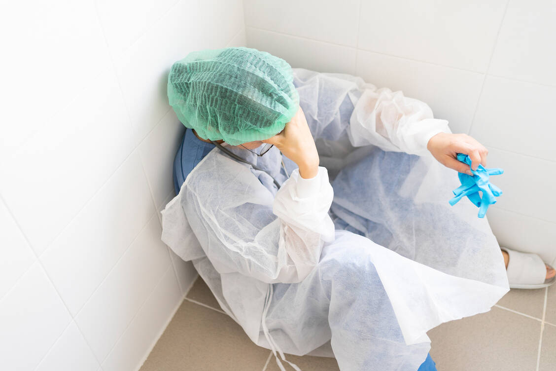 Überlastung macht krank.  Mitarbeiter in Gesundheitseinrichtungen brauchen neben Mundschutz und Kittel auch eine »psychische Schutzausrüstung«. / Foto: Getty Images/skaman306