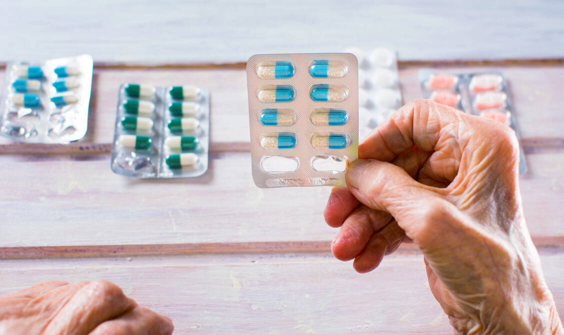 Viele Arzneistoffe müssen im Alter in geringerer Dosis gegeben werden oder sind sogar gänzlich ungeeignet. / Foto: Fotolia/creativefamily