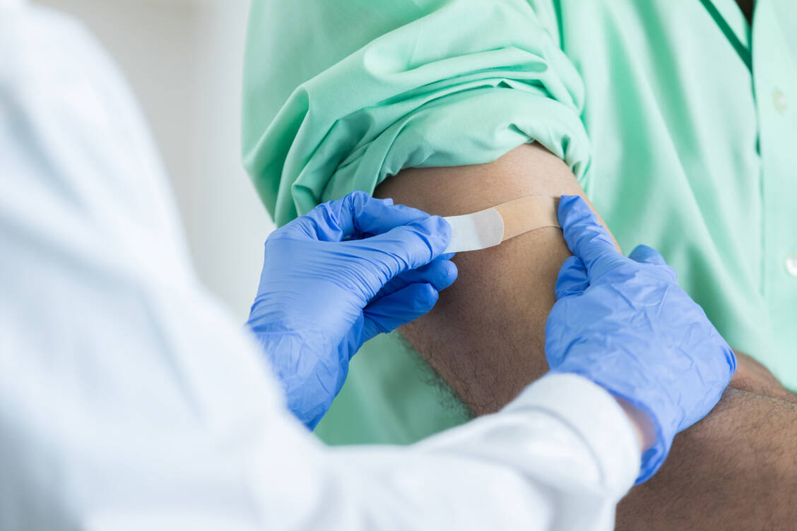 Apotheker und PTA, die bei der Impfung beispielsweise in mobilen Impfteams mitarbeiten, haben bereits ein Impfangebot erhalten. Nun folgen die testenden Kollegen. / Foto: Getty Images/SDI Productions