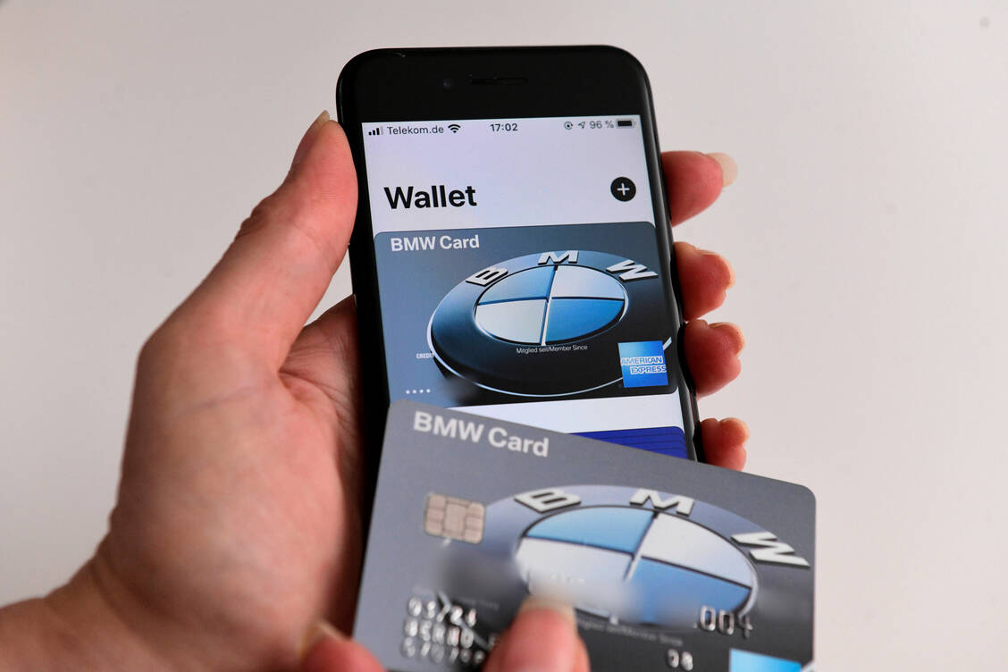 Künftig sollen sich Patienten mit der EGK (hier ein Beispiel mit einer Kreditkarte von BMW) in der E-Rezept-App der Gematik identifizieren. Doch das Verfahren ist kompliziert und nicht verbreitet. / Foto: imago images/MiS