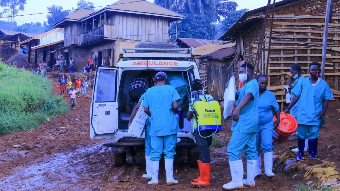 Gesundheitspersonal in Schutzausrüstung führt am 25. Mai 2026 im Dorf Mongbwalu in der Provinz Ituri im Osten der Demokratischen Republik Kongo Desinfektionsmaßnahmen durch, nachdem dort eine Person mit Verdacht auf eine Ebola-Infektion verstorben ist. / © Imago/Anadolu Agency