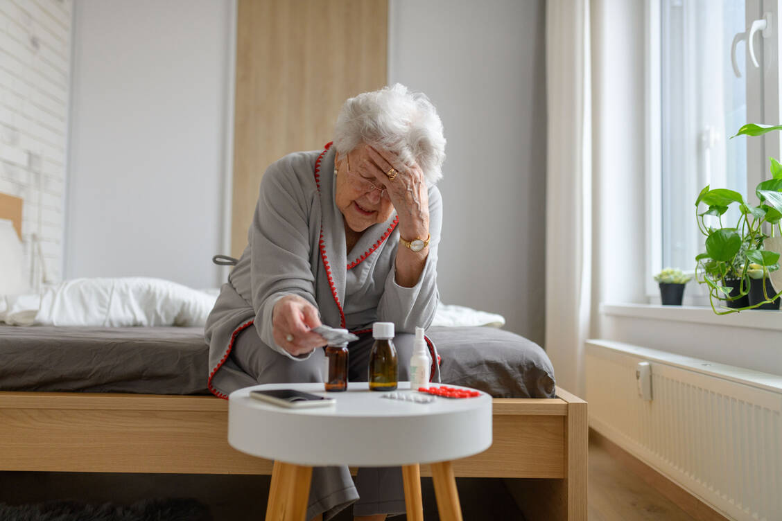 Hat die Patientin Anwendungsprobleme, kommen neue Medikamente hinzu, passt die Akutmedikation zur Dauermedikation? Bei solchen Fragen kann ein kontinuierlich begleitendes Medikationsmanagement sinnvoll sein. / © Getty Images/Halfpoint Images