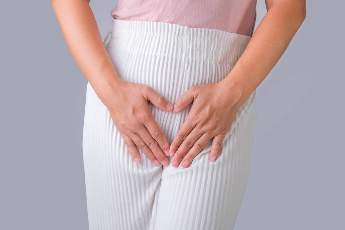 Eine Vaginalmykose kann sich durch Jucken und Brennen bemerkbar machen. / © Adobe Stock/scentrio