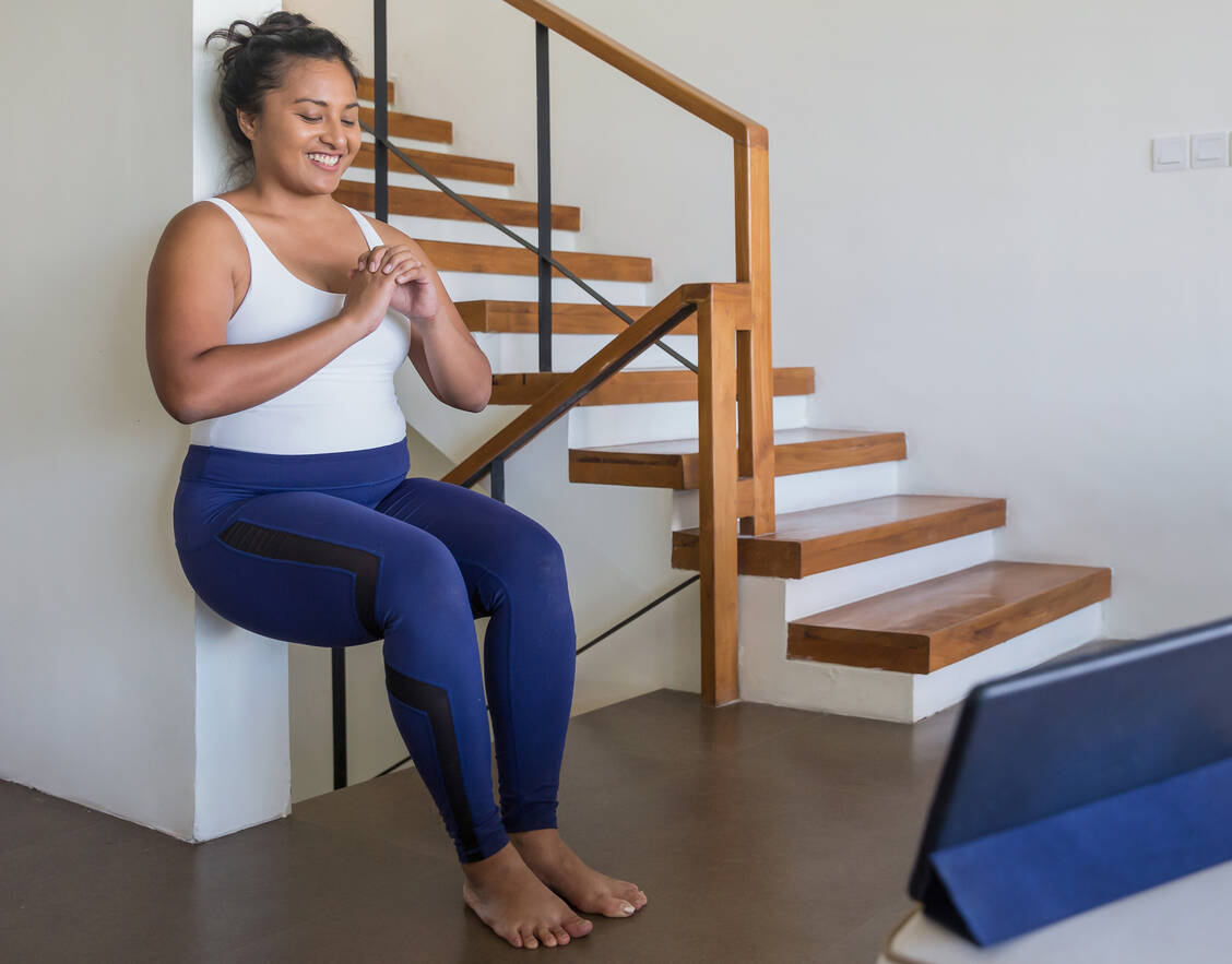 Wandsitzen ist eine typische Übung beim isometrischen Training. / © Getty Images/kanawa_studio