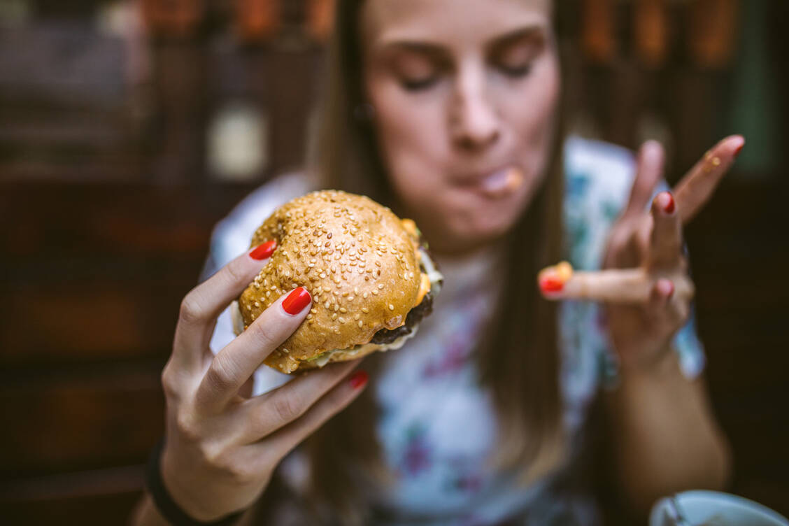 Wenig Vollkorn, viel Salz und rotes Fleisch: Eine unausgewogene Ernährung begünstigt kardiovaskuläre Erkrankungen. / Foto: Getty Images/miodrag ignjatovic