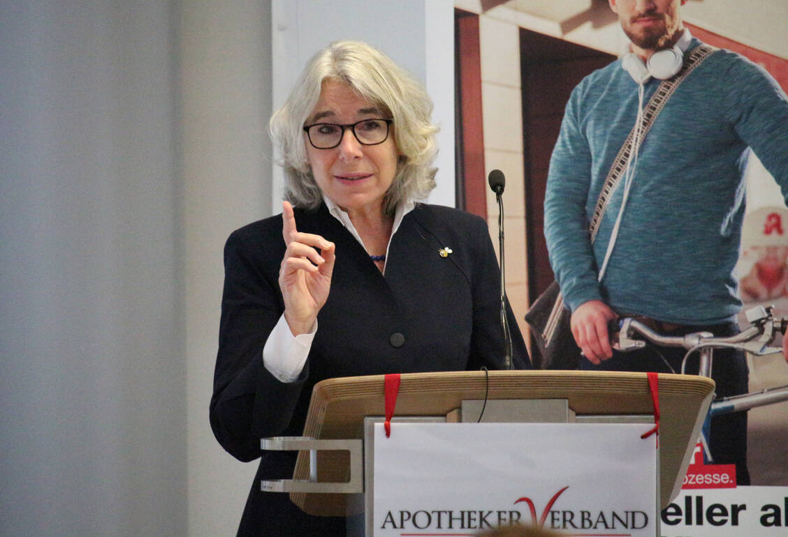 So nicht! Die ABDA verschärft ihre Forderungen an die Politik. ABDA-Präsidentin Gabriele Regina Overwiening  (hier bei einer Veranstaltung des LAV Brandenburg) kündigte Eskalationsschritte an – die zu gegebener Zeit öffentlich kommuniziert werden. / Foto: Archivfoto/LAV Brandenburg
