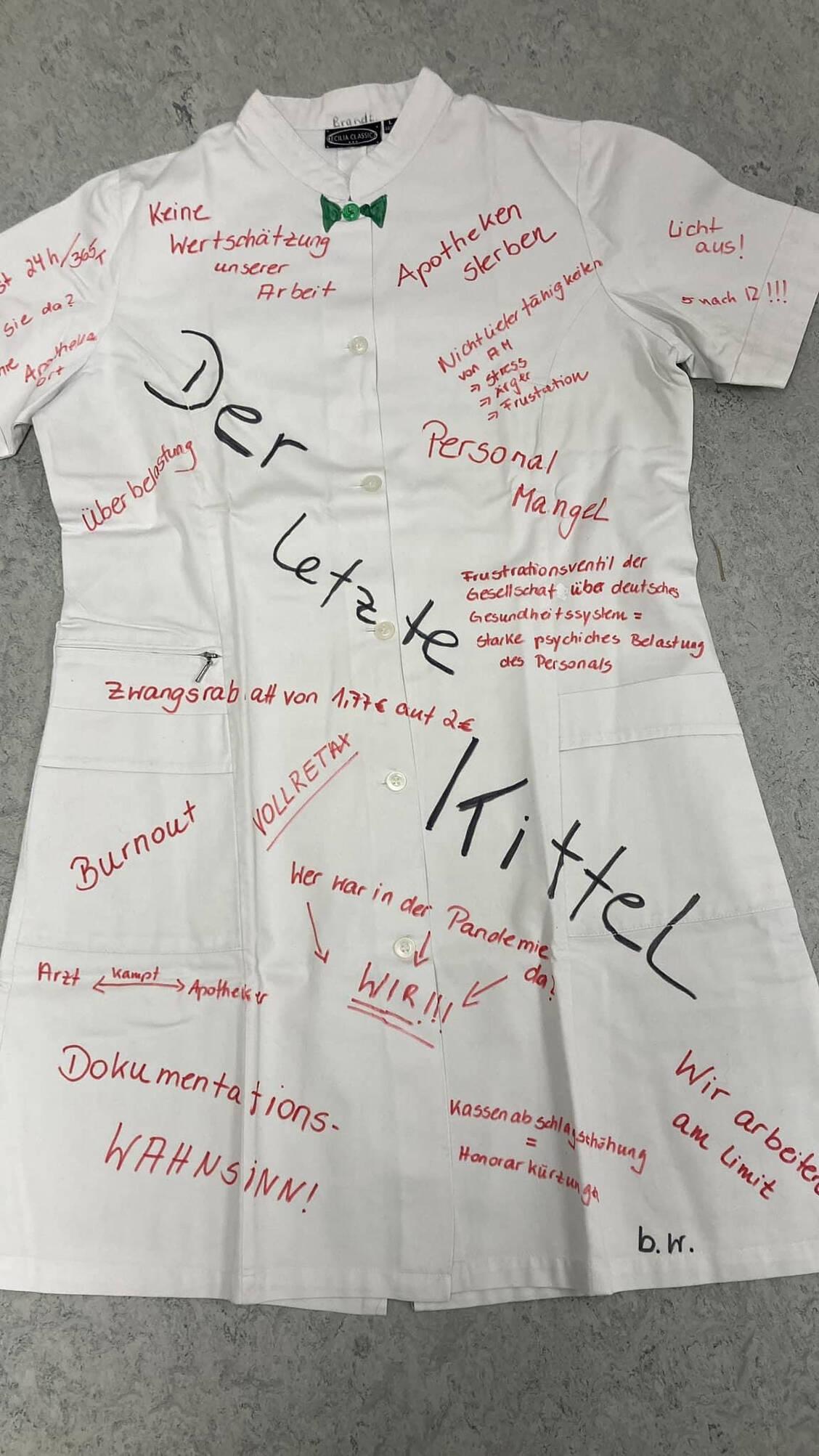 Die Initiatoren rufen dazu auf, ihre Probleme auf die Kittel zu schreiben. / Foto: Freie Apothekerschaft