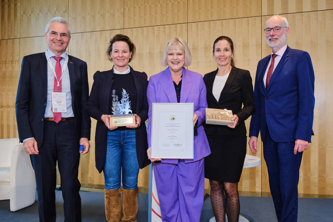 Stellvertretend für ihr großes Team nahm Inhaberin Anike Oleski (zweite von links) den Apotheken-Award in der Kategorie »Moderne Apotheke« entgegen, hier bei der Überreichung mit dem kommissarischen DAV-Vorsitzendem Dr. Hans-Peter Hubmann (ganz links), Claudia Korf und Christina Verdenhalven von der ABDA sowie Schirmherr und DAV-Patientenbeauftragter Berend Groeneveld. / Foto: PZ/André Wagenzyk