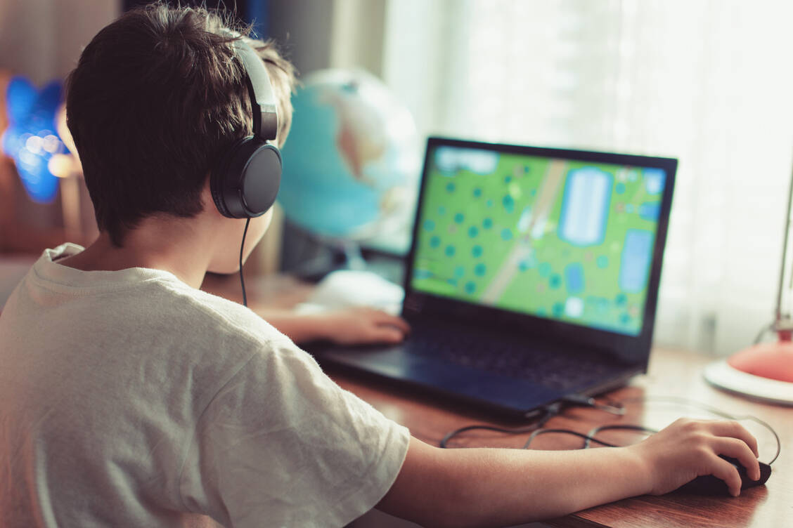 Erschöpfung und Schlafprobleme führen Forschende unter anderem auf höhere Bildschirmzeiten bei sozial schwächer gestellten Kindern und Jugendlichen zurück. / Foto: Adobe Stock/sakkmesterke