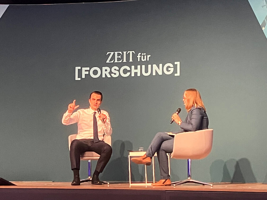 Infectopharm-Geschäftsführer Philipp Zöller und Zeit-Redakteurin Carla Neuhaus. / Foto: PZ / Melanie Höhn