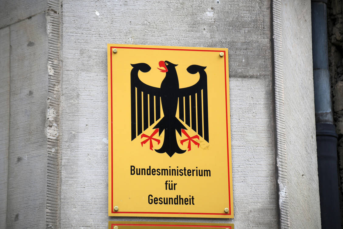 Der Deutsche Apothekerverband (DAV) wünscht sich bei den neuen Austauschregeln ein Machtwort aus dem  Bundesgesundheitsministerium. / Foto: picture alliance / CHROMORANGE