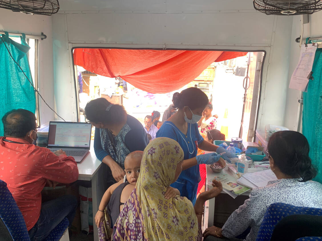 Calcutta Rescue bietet bedürftigen Menschen auch Impfungen an. / Foto: Andrea Erbguth