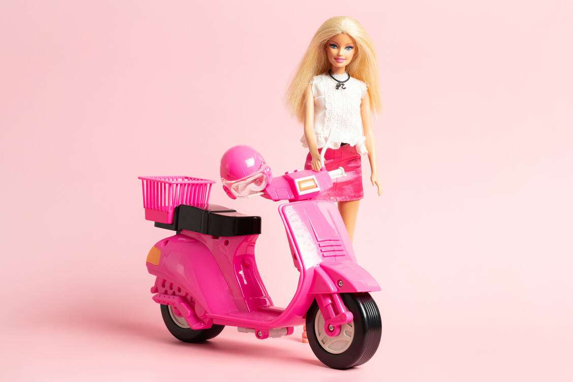 Pink is pretty: Seit den 80-er Jahren geht es in der Barbie-Welt zwar nicht mehr so rosarot zu. Einige der Puppen sind zu Karrierefrauen geworden. Alle Klischees haben sie einer Studie zufolge aber noch nicht hinter sich gelassen. / Foto: Adobe Stock/photoguns