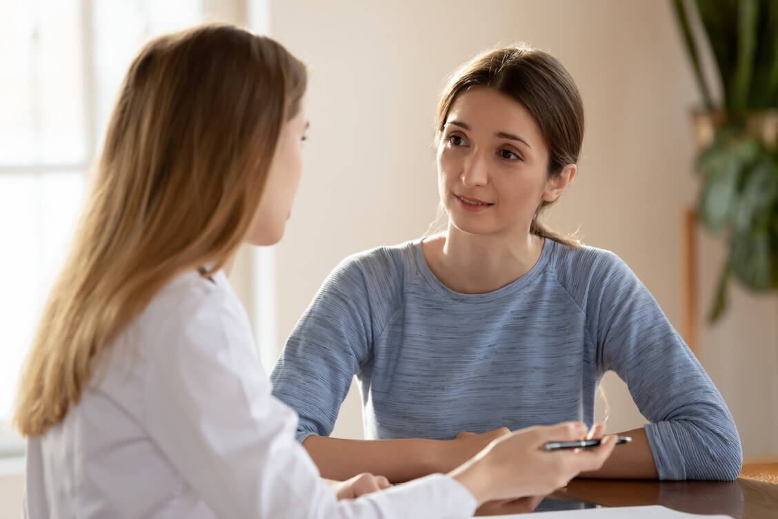 Bereits vor dem Beginn einer Therapie mit einem Antidepressivum soll laut geltender Leitlinie mit dem Patienten besprochen werden, dass es beim Absetzen zu vorübergehenden Problemen kommen kann. / Foto: Getty Images/fizkes