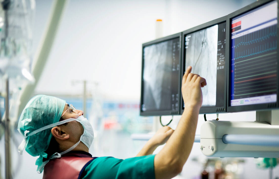 Im Herzkatheterlabor wird während des Eingriffs geprüft, wie ein Stent oder eine künstliche Herzklappe eingesetzt werden. Der Eingriff erfolgt über die Leiste. / © Getty Images/UygarGeographic