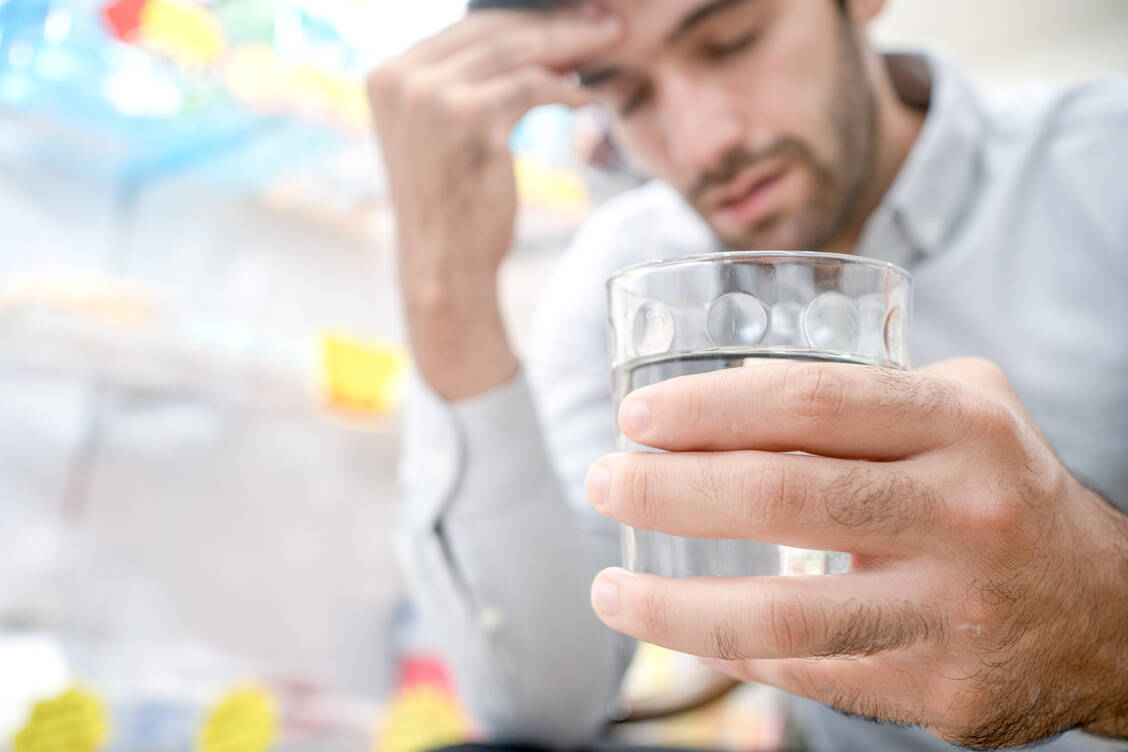 Problematischer Alkoholkonsum wird immer noch unterschätzt und tabuisiert oder bagatellisiert. / © Getty Images/boonchai wedmakawand
