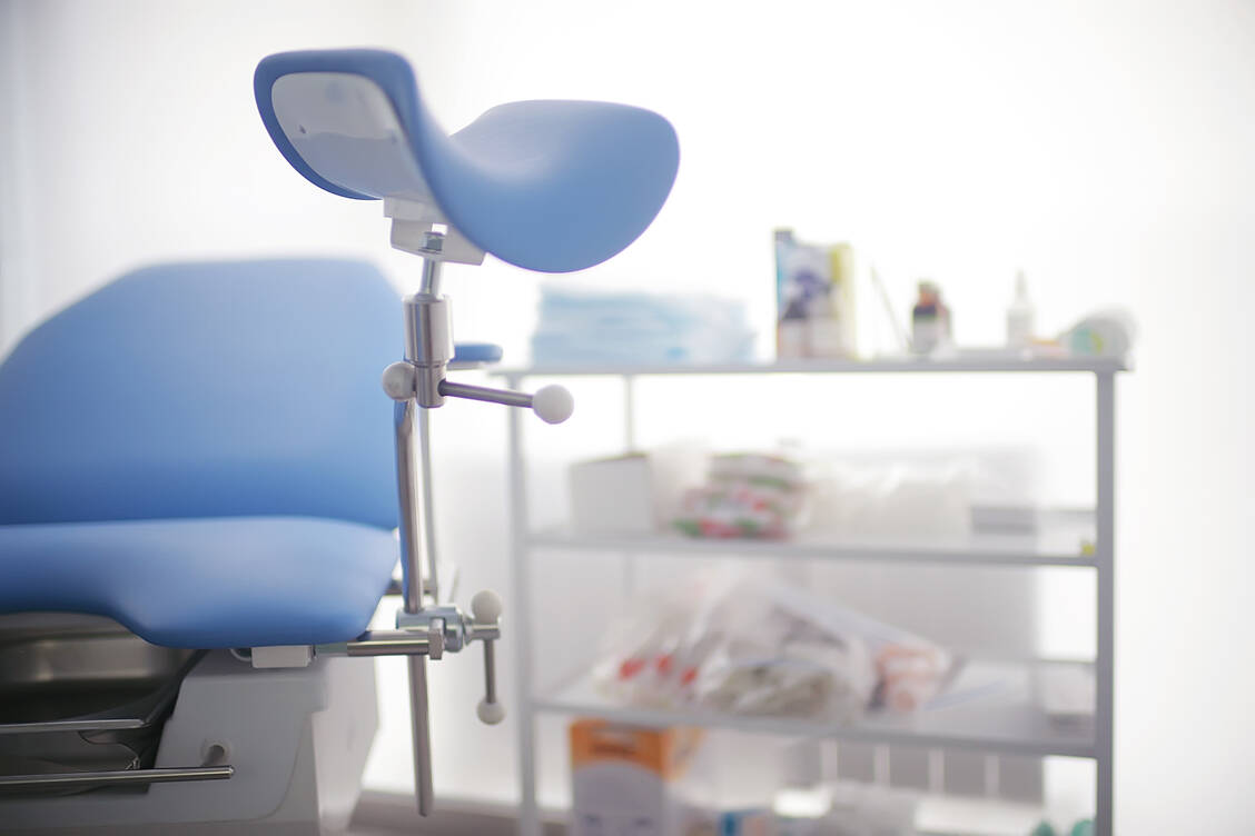 Mehr Frauen als bisher müssten zur gynäkologischen Krebsvorsorge-Untersuchung gehen, damit die Erkrankungszahlen an Gebärmutterhalskrebs sinken. / Foto: Adobe Stock/kichigin19