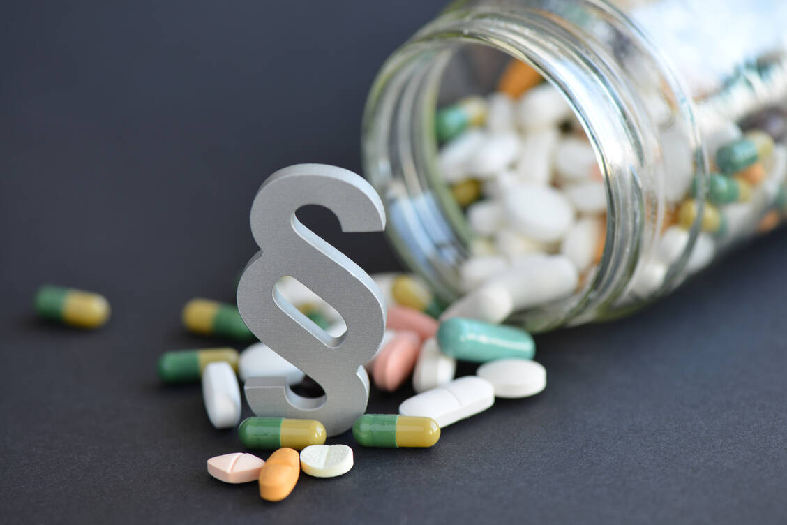 Die Betäubungsmittelverschreibungsverordnung (BtMVV) bildet die rechtliche Grundlage zur Verschreibung von BtM durch Ärzte, Zahn- und Tierärzte und regelt, was die Apotheke bei der Abgabe beachten muss. / Foto: Adobe Stock / nmann77