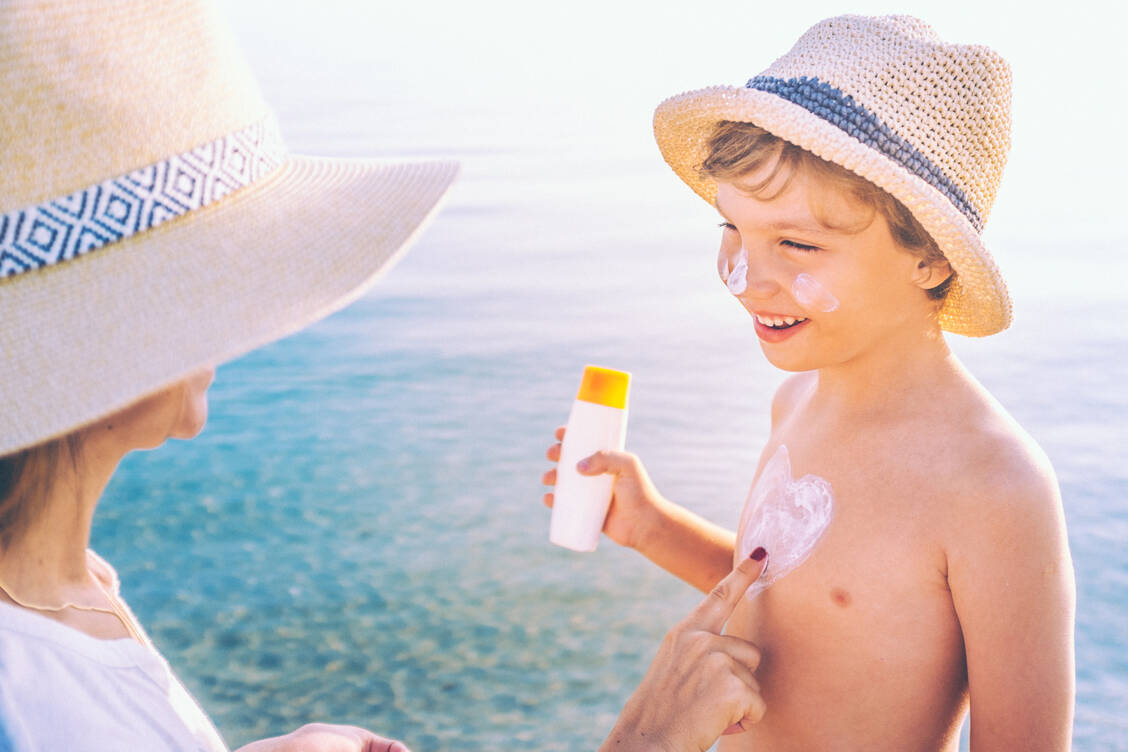 Ohne Sonnenschutz geht es nicht – aber welche Produkte eignen sich wirklich für empfindliche Kinderhaut? / Foto: Getty Images/Kontrec