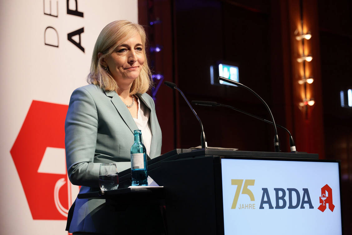 Bundesgesundheitsministerin Nina Warken (CDU) kam mit vielen Reformmaßnahmen im Gepäck zum Deutschen Apothekertag. Eine Honorarerhöhung war aber nicht dabei. / © PZ/Alois Müller