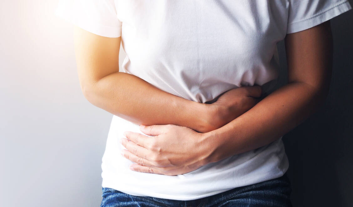 Bei Magen-Darm-Beschwerden ist die Apotheke häufig die erste Anlaufstelle für Patienten. Die Symptome verschiedener Krankheitsbilder können sich überschneiden, weshalb eine intensive Beratung essenziell ist.   / Foto: Adobe Stock/kittima