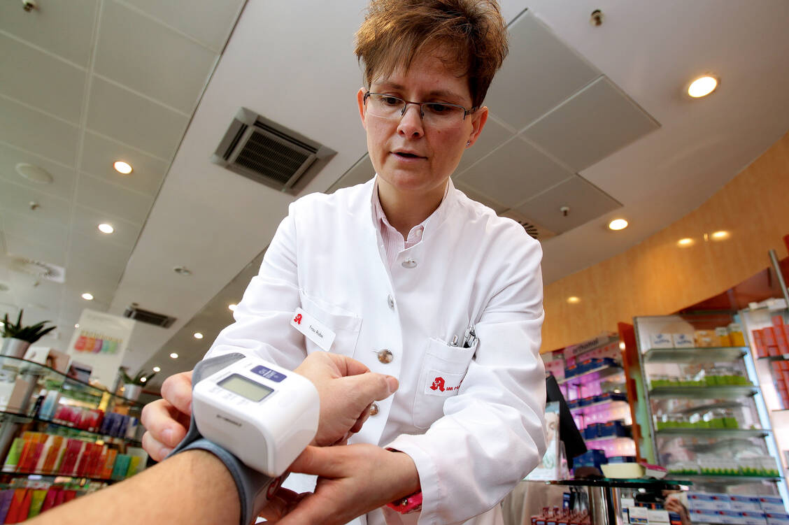Der systolische Wert zeigt, mit welchem Druck Blut vom Herz in den Körper gepresst wird. Der diastolische Wert misst den Blutdruck, während das Herz sich wieder mit Blut auffüllt, also zwischen zwei Herzschlägen. In Deutschland werden zur Diagnose von Bluthochdruck immer beide Werte einbezogen. / Foto: PZ/Alois Müller