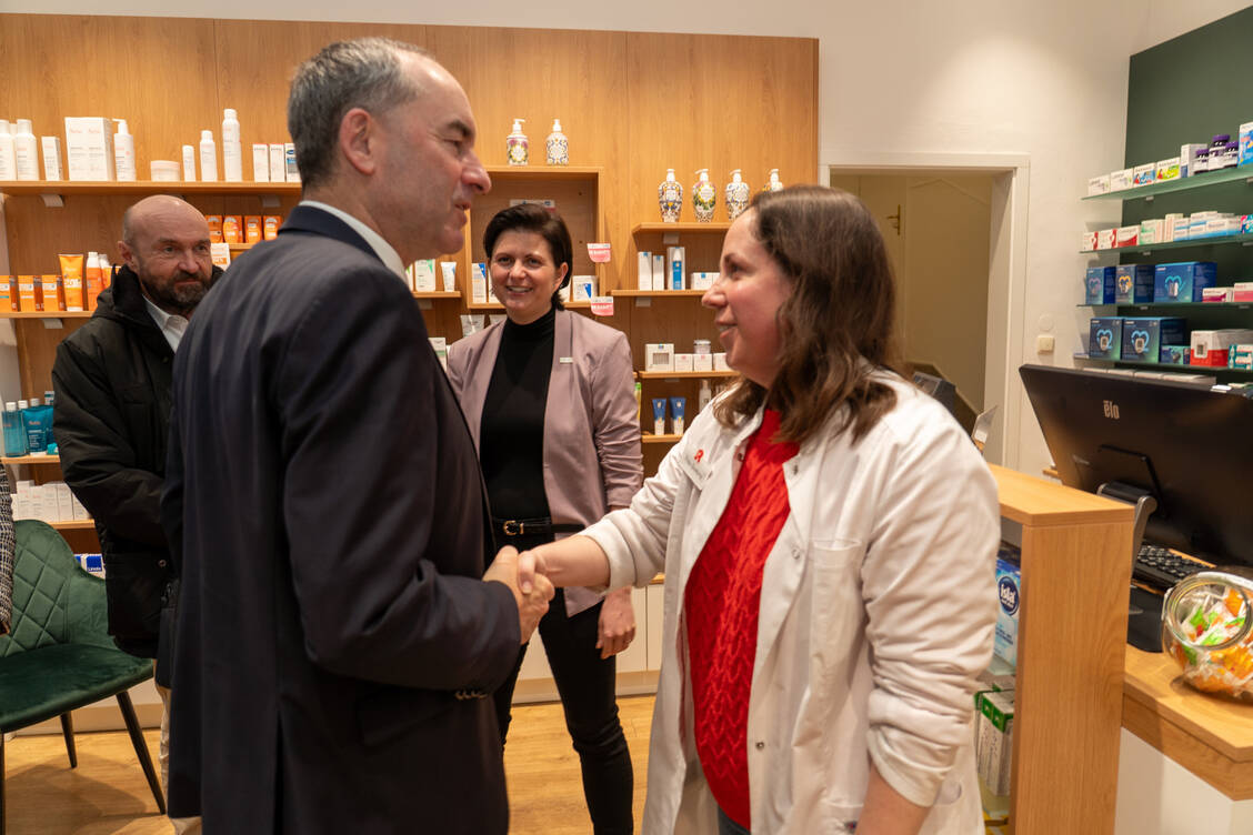 Der bayerische Wirtschaftsminister Hubert Aiwanger (Freie Wähler) spricht mit der Bayerischen Apothekenkammer über ihre aktuellen Herausforderungen. / © StMWi