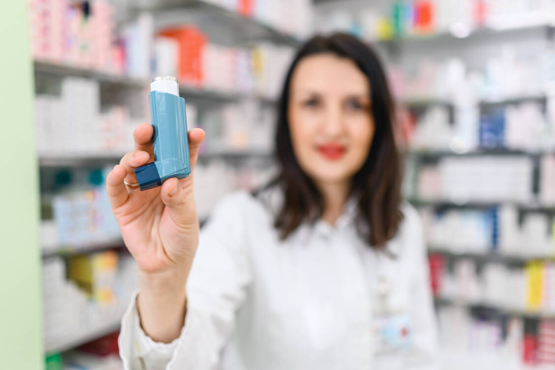 Salbutamol-Sprays sind schon seit Jahren immer wieder knapp. Jetzt scheint sich die Lage zu entspannen. / © Getty Images/dardespot