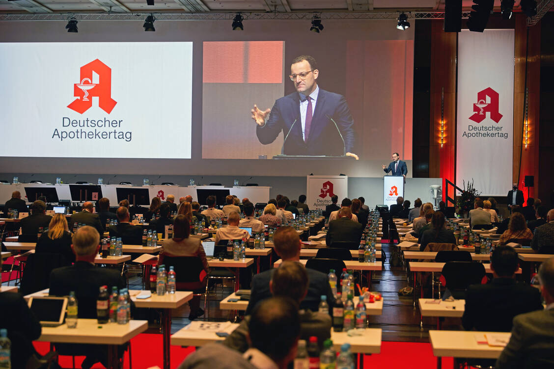 Der damalige Bundesgesundheitsminister Jens Spahn (CDU) beim von der Covid-Pandemie geprägten Apothekertag 2021. / © Erik Hinz