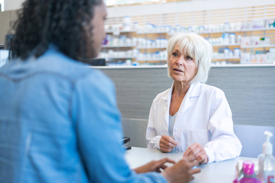 Egal welches Gesundheitsproblem die Patientin hat: Aufmerksames vorurteilsfreies Zuhören hilft in der pharmazeutischen Beratung. / Foto: Getty Images/FatCamera