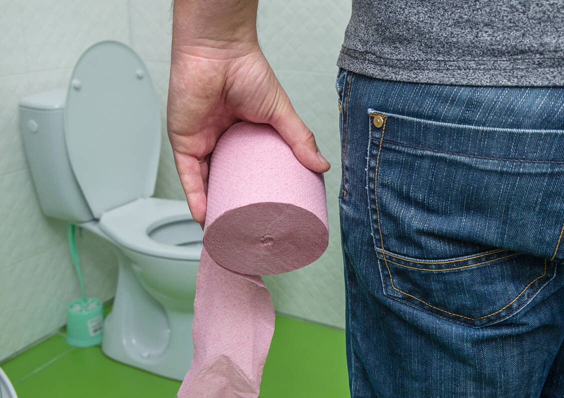 Blutige Durchfälle gehören zu den häufigsten Beschwerden bei Colitis ulcerosa. / Foto: Adobe Stock/Evgen