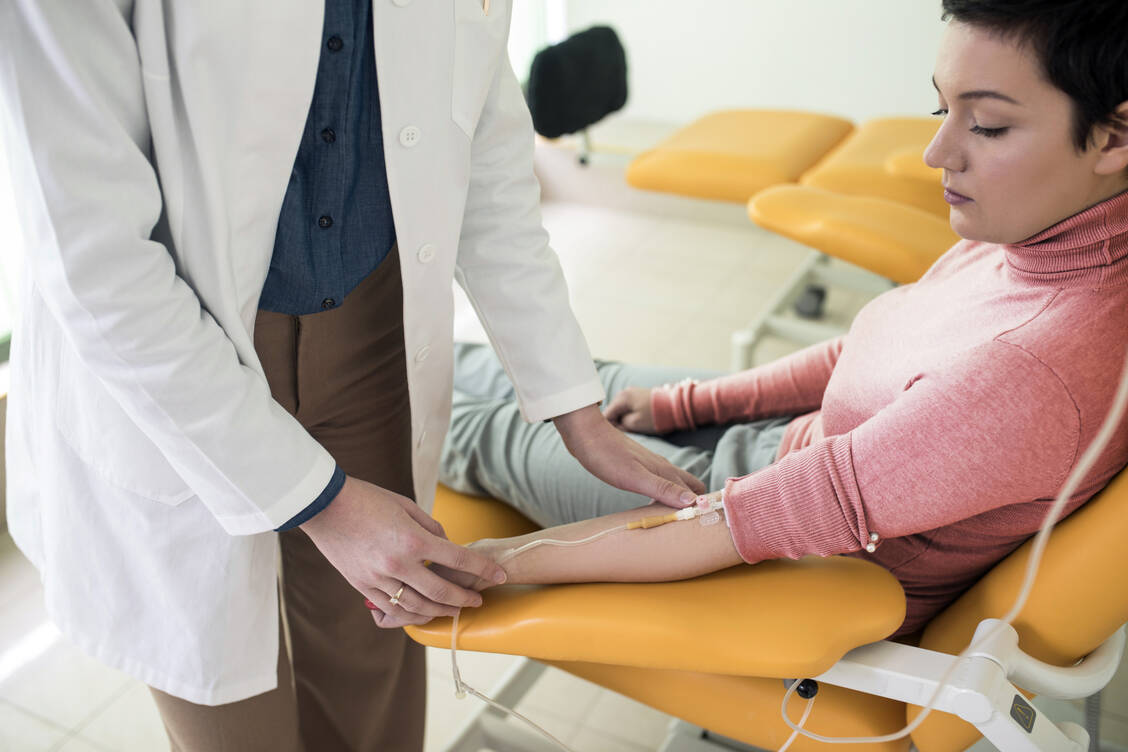 Während im akuten Schub der Multiplen Sklerose nach wie vor Glucocorticoide hochdosiert gegeben werden, gibt es in der immunmodulatorischen Dauertherapie neue Therapiestrategien. / Foto: Adobe Stock/LStockStudio