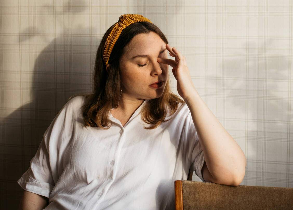 Wer nachts nicht schlafen kann, ist tagsüber müde. Eine eingeschränkte Leistungsfähigkeit am Tag zählt daher zu den Kriterien für eine Insomnie. / © Getty Images/Johner Images