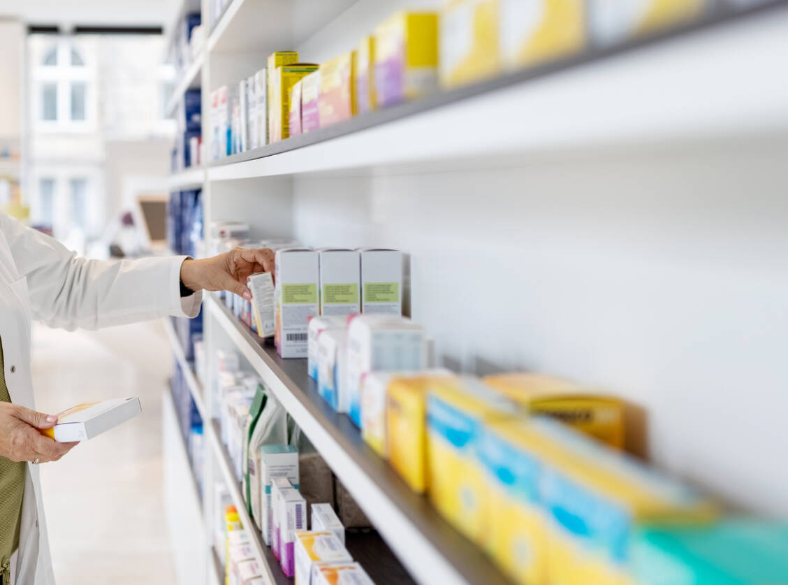 Das Thüringer Landesamt für Verbraucherschutz hat am neuen »Gesundheitsmarkt« in Treffurt nichts zu beanstanden. Dort geben PTA nicht apothekenpflichtige Arzneimittel ab (Symbolbild). / Foto: Getty Images/Luis Alvarez