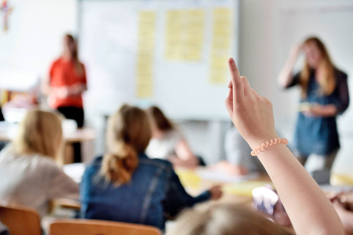 Obwohl die einheitliche Abschaffung des Schulgeldes längst beschlossene Sache ist, gestaltet sich die Umsetzung auch Jahre später noch als Flickenteppich. / Foto: Adobe Stock/Gerhard Seybert