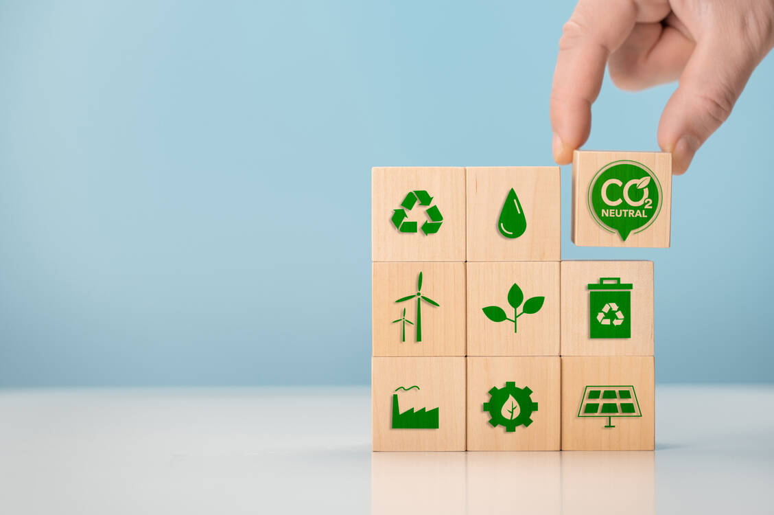 Mit vielen kleinen Maßnahmen lässt sich die Klimabilanz eines Unternehmens verbessern.  / Foto: Adobe Stock/Celt Studio