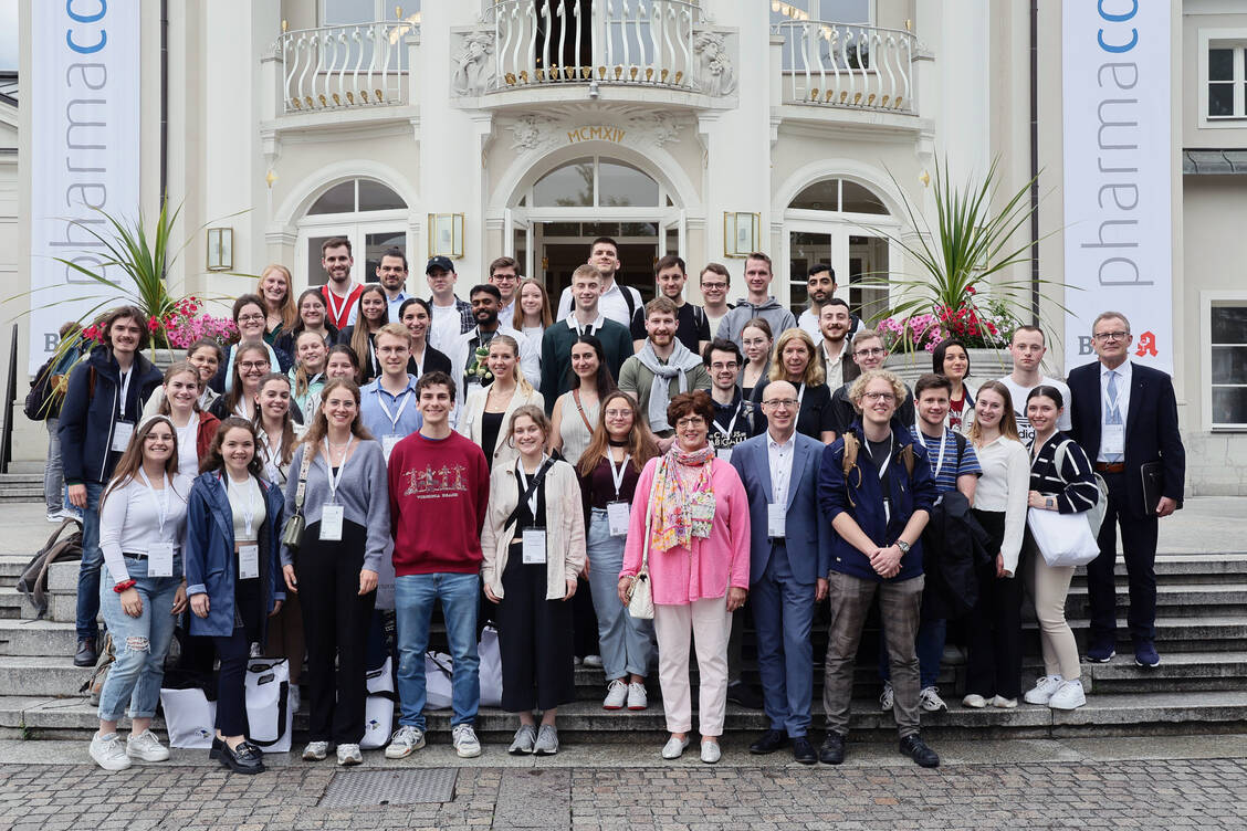 Frankfurter Pharmaziestudierende vor dem Kurhaus in Meran mit der Präsidentin der hessischen Landesapothekerkammer, Ursula Funke, sowie mit Professor Dr. Robert Fürst, Professor Dr. Manfred Schubert-Zsilavecz, Astrid Kaiser und Christopher Hauß von der Goethe-Universität in Frankfurt am Main / Foto: PZ/Alois Müller