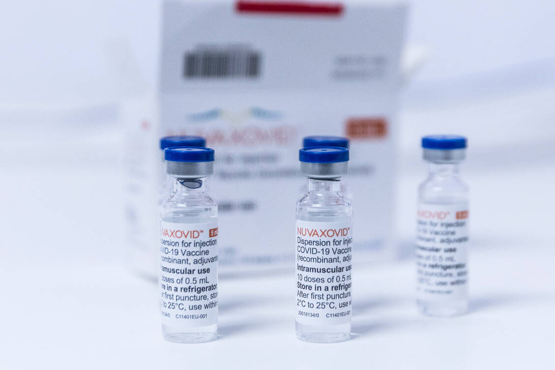 Nuvaxovid® ist ein proteinbasierter Impfstoff. Er enthält rekombinant hergestelltes Spike-Protein von SARS-CoV-2 und einen Wirkverstärker. / Foto: Getty Images/Carsten Koall