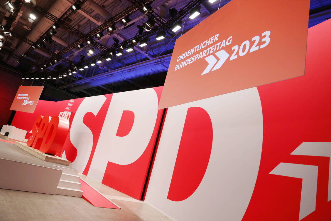 Heute startet der SPD-Parteitag im CityCube in Berlin. Auch Apothekenthemen werden laut Antragsliste angesprochen. / Foto: IMAGO/dts Nachrichtenagentur