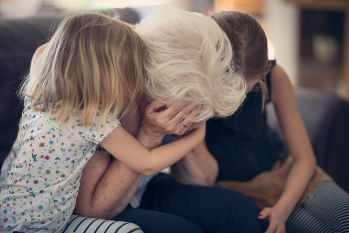 Eine Demenzerkrankung trifft die Patientin und ihre Angehörigen. Die spürbaren Veränderungen lösen neben Alltags- und Zukunftssorgen oft große Trauer aus.   / Foto: Getty Images/Elva Etienne