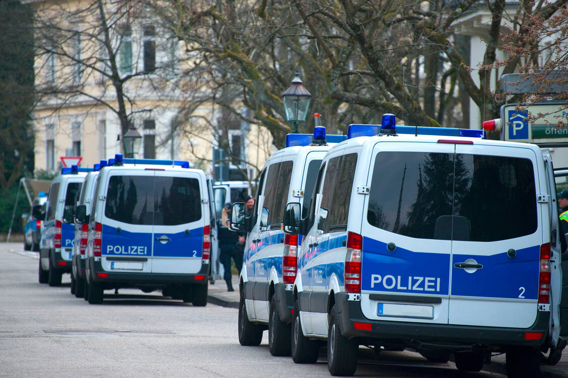 Insgesamt 420 Polizisten und sechs Staatsanwälte waren an der Großrazzia in Hamburg, Schleswig-Holstein und Niedersachsen beteiligt. / Foto: Symbolbild/AdobeStock/VRD