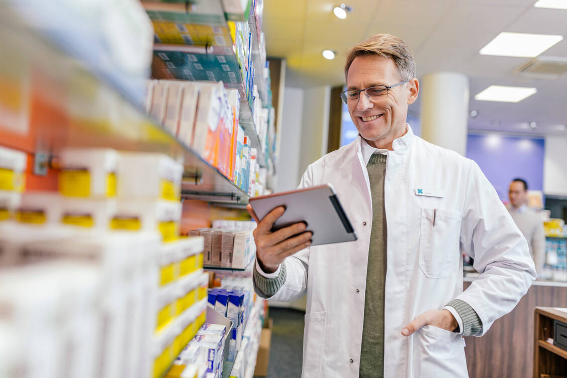 Vom Online-Marketing über E-Medikationsplan und digitale Gesundheitsanwendungen bis hin zur Telepharmazie: Der Apothekenalltag verändert sich gerade rasant. / Foto: Getty Images/Westend61