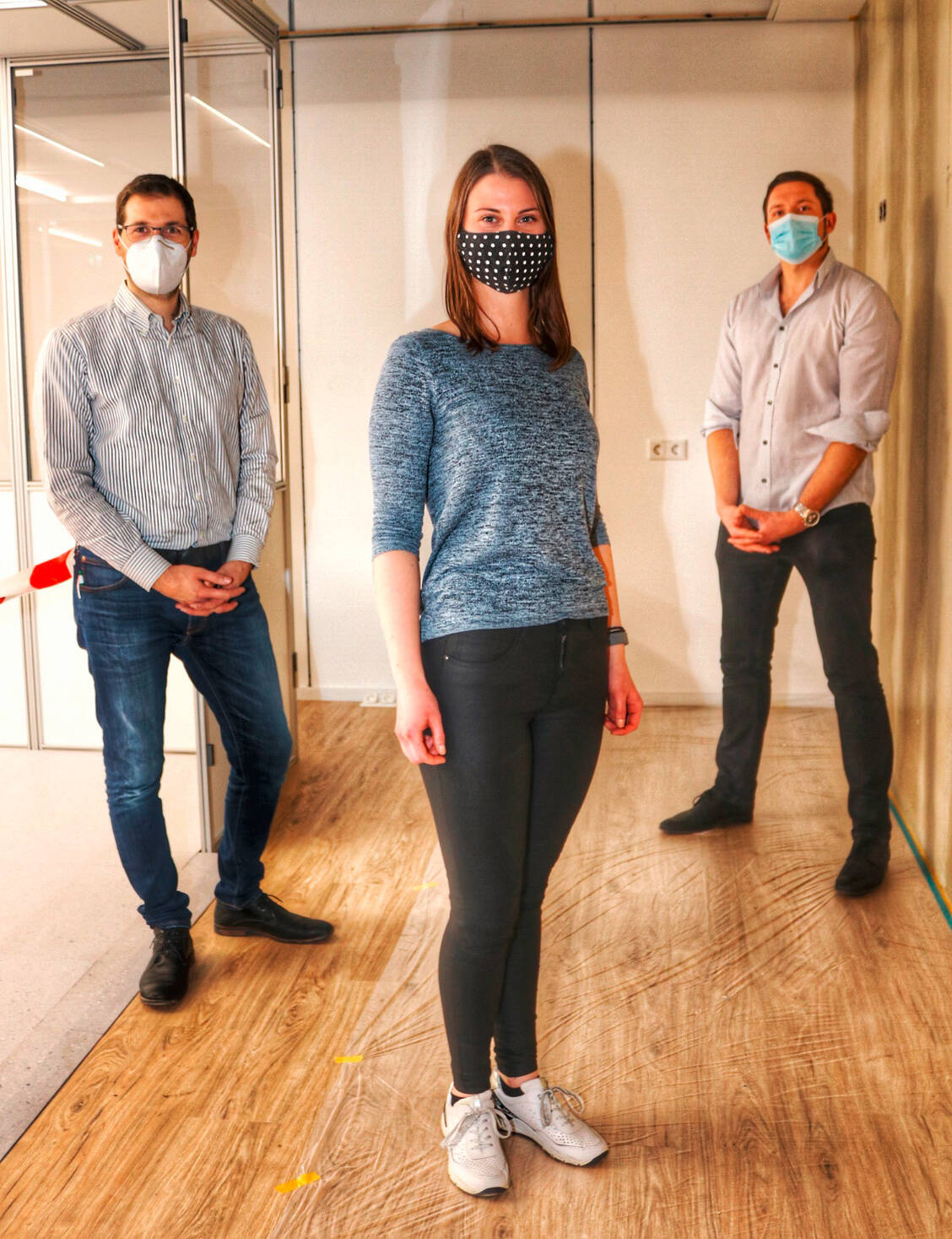 Das Team der Post-Apotheke mit Stephan Parzefall (Inhaber), Kim Lisa Voelkel und Christian Heckmann (von links) stellt seine Expertise zur aseptischen Herstellung zur Verfügung. / Foto: Landkreis Kassel/H. Kühlborn